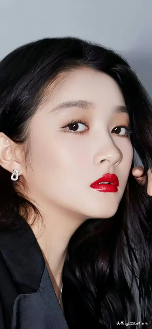 关晓彤大红唇～