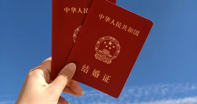 00后女子晒与79年老公的结婚证