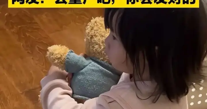 “人怎么这么聪明！”一男子因女儿看电视离的很近，怕影响视力