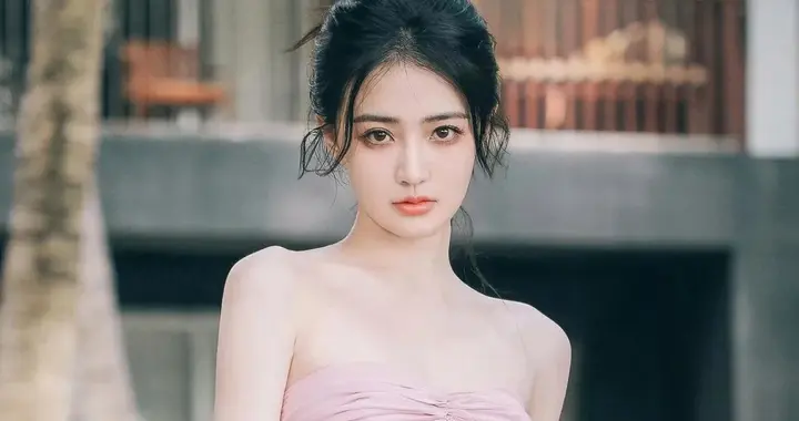 徐璐的身材被低估了！穿小粉裙嫩得像“水蜜桃”，真让人心动！