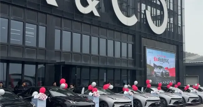 真碳纤维YYDS！领克03交付现场宁波站，大尾翼版细节实拍