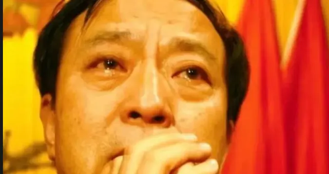 折腾半生倾家荡产，77岁牛群近况曝光，美国毕业的儿子竟这样对他