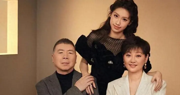 徐帆回应离婚5个月,冯小刚近况曝光：合影删干净,人脉全给了养女