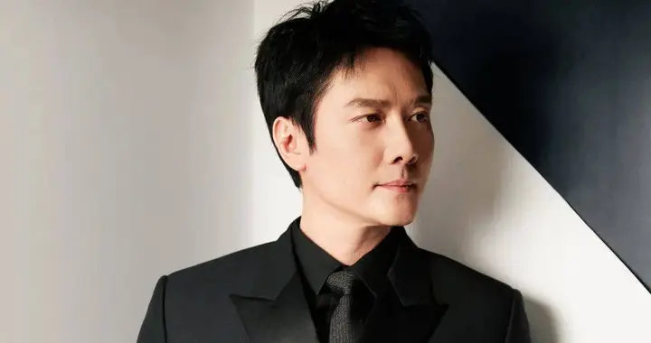 离婚5年，47岁冯绍峰高调官宣喜讯，让前妻赵丽颖和内娱刮目相看