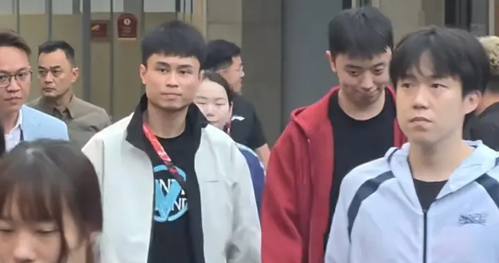 新加坡欢迎晚宴，申裕斌可爱，王艺迪背着包来了，王楚钦很帅气