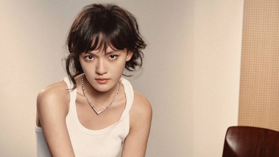 文淇参加电影首映礼遭陌生男子骚扰 被对方逼到角落