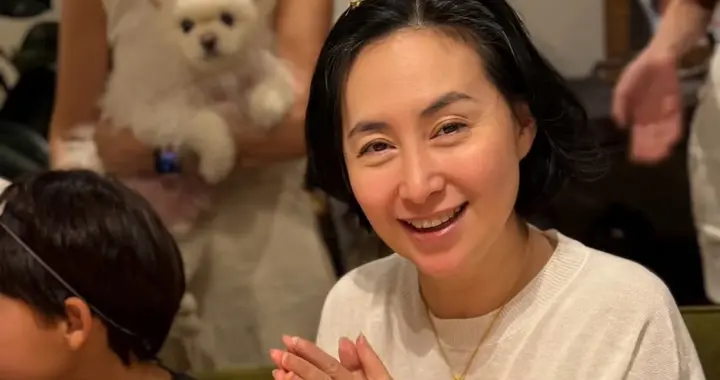 何超琼低调过64岁生日，与妹妹和干女儿一起庆祝，素颜出镜皮肤好