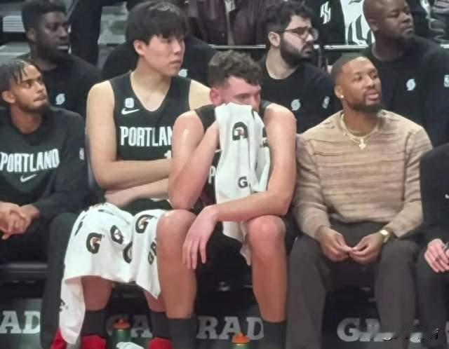 不怪小杨！开拓者战马刺，杨瀚森没上场，不给打比赛，实力难提升