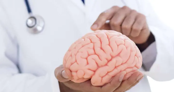 脑梗一滴酒都不能沾？医生怒斥：脑梗患者喝酒，或会引起5并发症