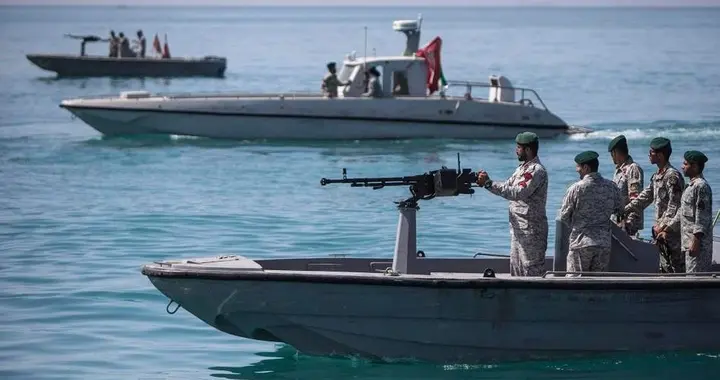 胆大包天！伊朗33艘快艇闪电突袭：美军来不及出动，眼睁睁吃败仗