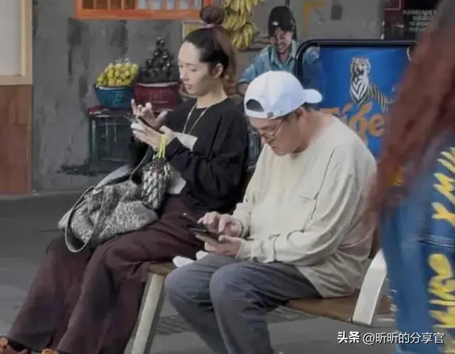 41岁郭碧婷在悉尼，和爸爸一起旅游，打扮一言难尽，看起来像道姑