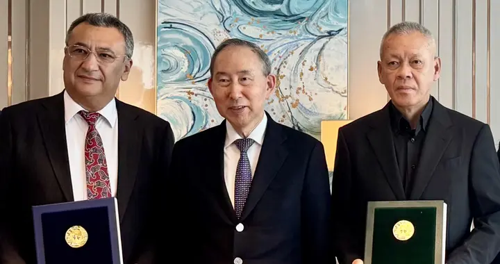 龙宇翔受邀出席中乌纳沃伊国际机场合作项目签约仪式