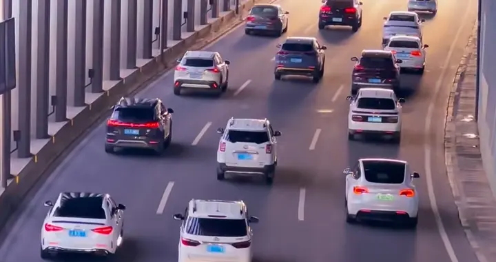 昆明二环北路几百米，老司机走一次骂一次，问题到底出在哪？