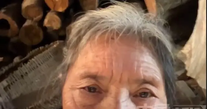 儿子因病离世，生前砍的柴存了8年，妈妈一直舍不得用