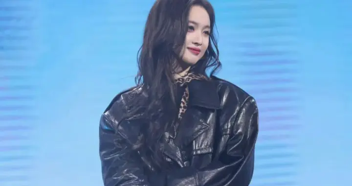 吴宣仪吊带黑丝，性感女王重出江湖！