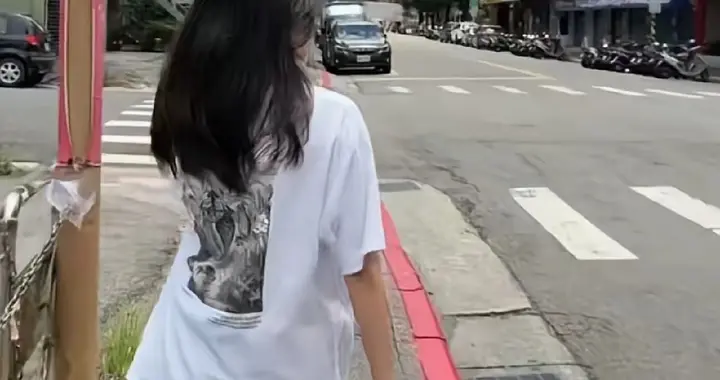 汪小菲陪玥儿吃西餐，3个细节被指责对孩子不用心，玥儿神态像大S