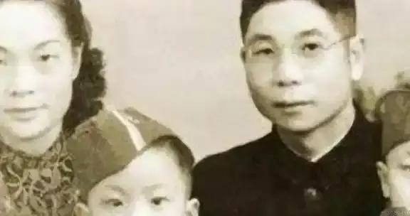 蒋介石恐做梦也没想到，被拒之门外的私生子，最终却代表了蒋家！