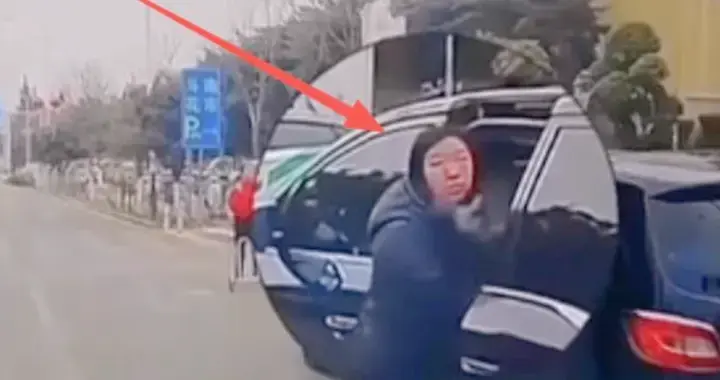 昆明女子违停竖中指，因“误踩油门”遭撞击，网友：这解释绝了！