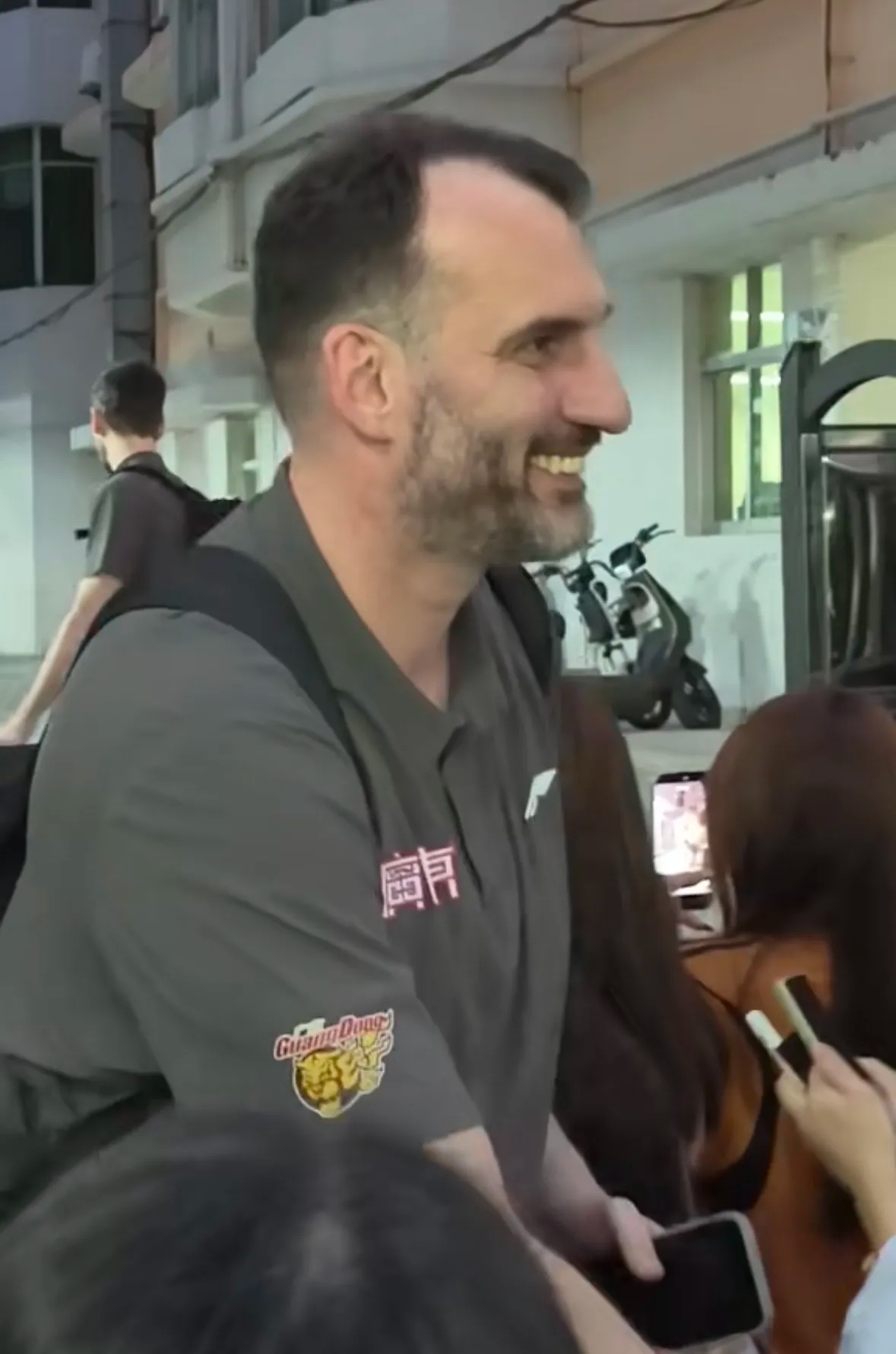 徐昕吃北京美食，上海对阵北京G3前瞻 CBA休赛期更迭与季后赛鏖战同...