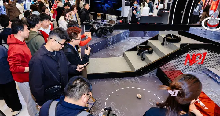 石头科技展出折叠仿生机械手扫地机器人｜AWE 2026