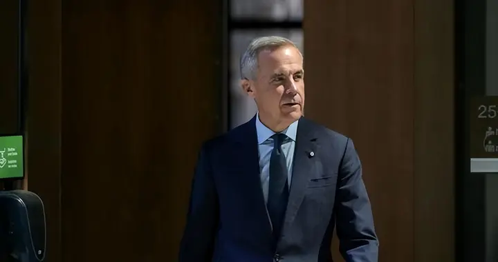 全面反华？卡尼正式通知中国：加征25％关税，中企必须卷铺盖走人