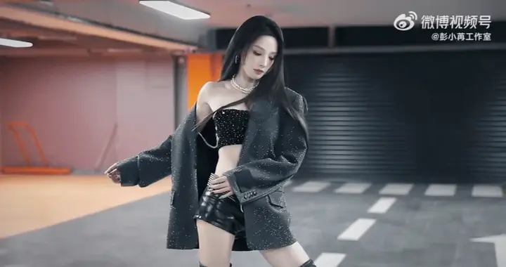 彭小苒薄肌线条杀疯了！纤细带劲太绝了