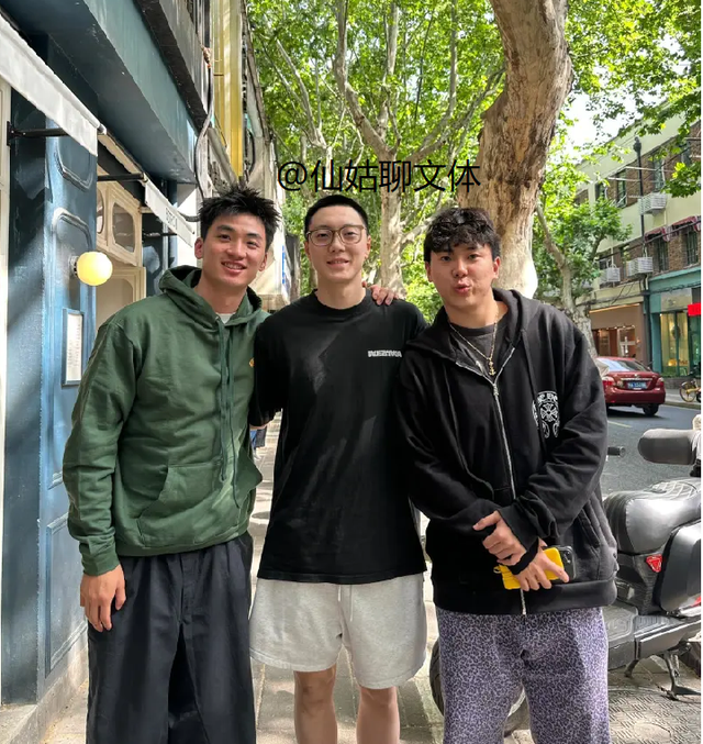 于德豪晒和胡明轩在上海逛街，两位好友再次相聚，小胡变瘦了