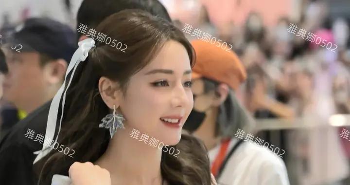 迪丽热巴又开始捂胸口了，既想造型吸睛又忸忸怩怩遮遮掩掩不大气