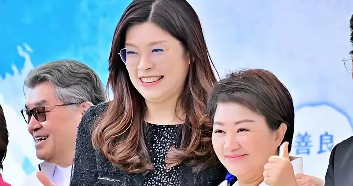 蓝营同框破不合传言！郑丽文卢秀燕相拥称姐妹稳军心