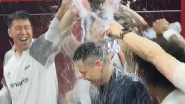 一镜走四方：幸福的泼水礼！上海男篮在CB