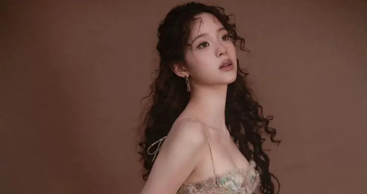 欧阳娜娜造型大赏！甜酷复古暗黑，把穿搭玩成了艺术