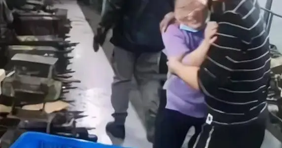 宁波一工厂女子和男工友打闹被强吻不怒反笑，老公身份曝光惹争议