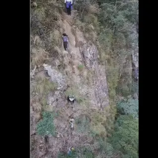 风雪慕晴：驴友团攀爬荒山险崖 女子踩空瞬