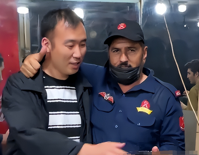 中国小伙在巴基斯坦吃饭，免费吃还被拿机关枪保护，歼10起大作用
