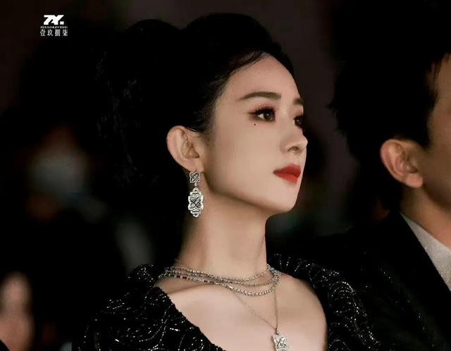 赵丽颖带孩子吃饭，冯绍峰一旁陪伴，网友:冯绍峰发福，会复婚吗