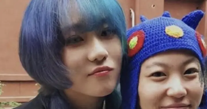 窦唯的二女儿窦佳嫄，和窦唯的感情不亲，但和姐姐窦靖童姐妹情深
