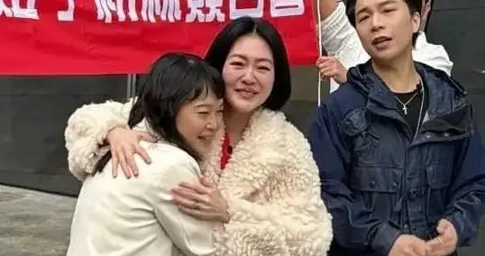 小s复出参加签名会，粉丝安慰泪眼婆娑，s妈保驾护航为其增加热度