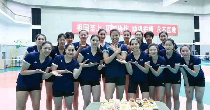 中国女排最新17人大合照！龚翔宇刁琳宇回归 季雨潇不见 ！
