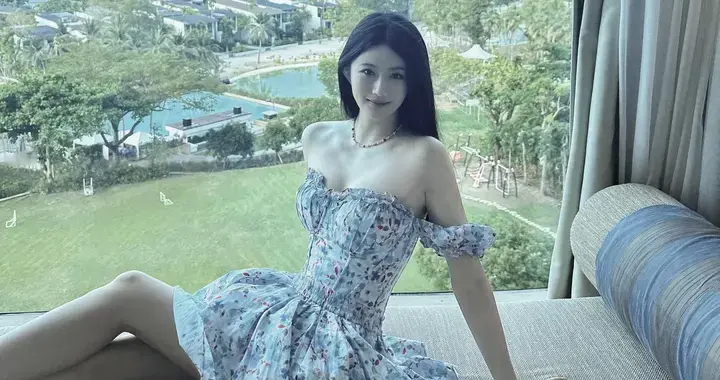 演员赵昕度假美拍，穿着抹胸短裙身材好棒