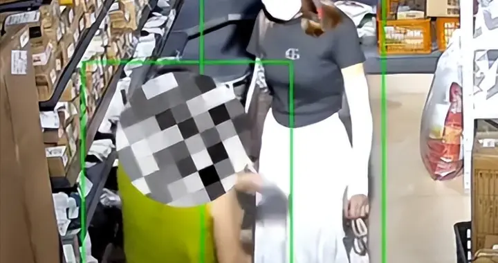 广东女子恶意扔快递后续！警方介入，女子仍说谎，名声彻底臭了