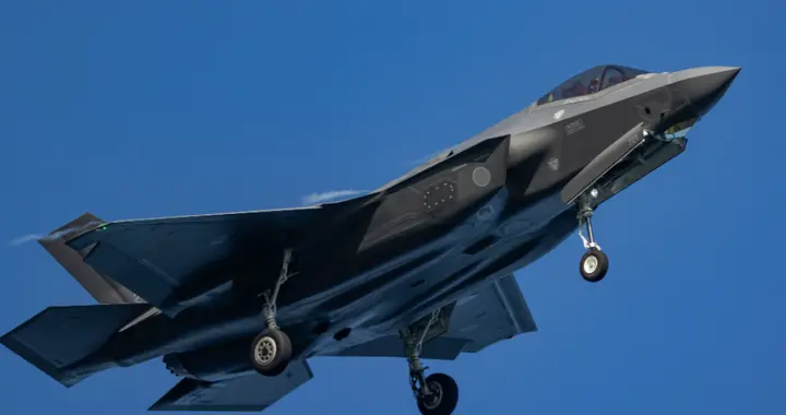 砸完F-35又封锁海峡，伊朗要掀桌？