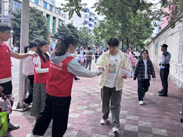 平安金服洛阳分公司开展“温情护航，金榜题名”高考助考公益行动