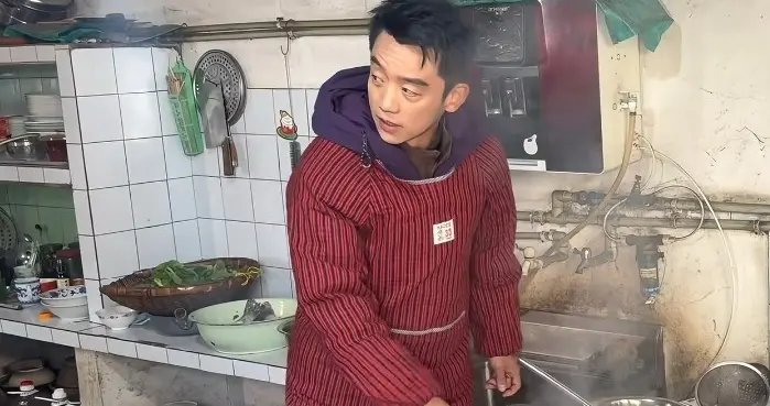 郑恺下乡杀猪办宴，穿四川省服毫无违和感，洗菜烧柴还炒菜接地气