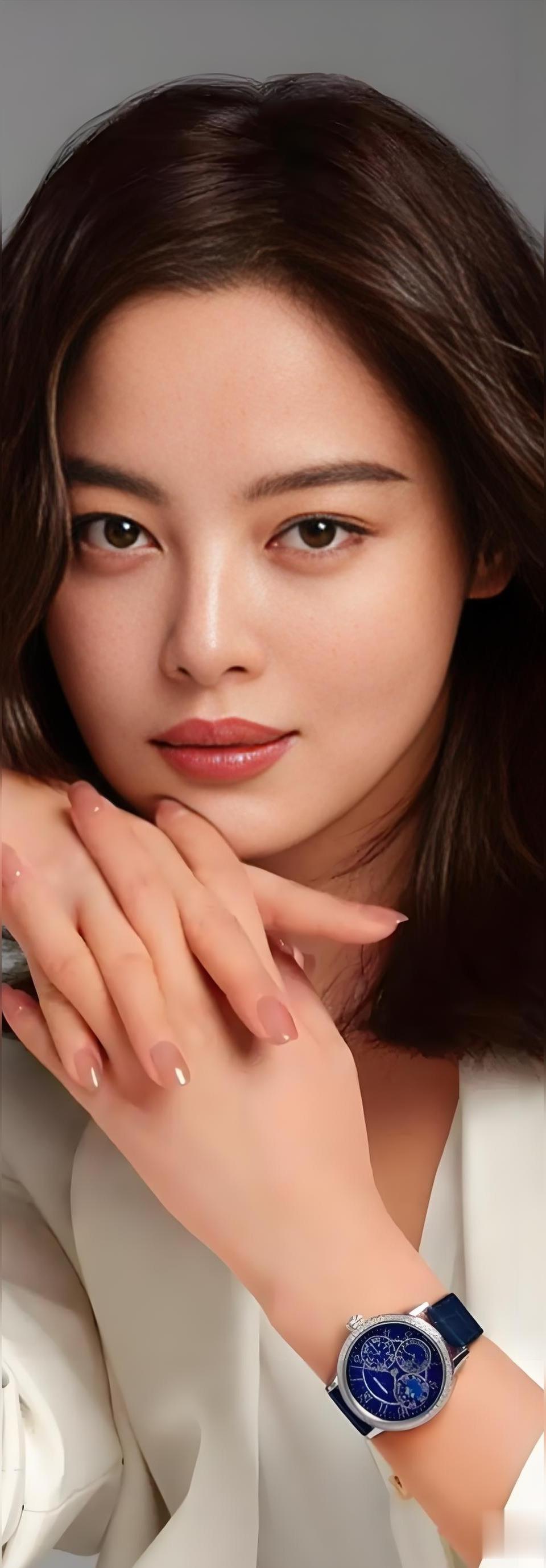 辛芷蕾因电影《日掛中天》在威尼斯获得奖以后，很多人称她为“国际巨星”...