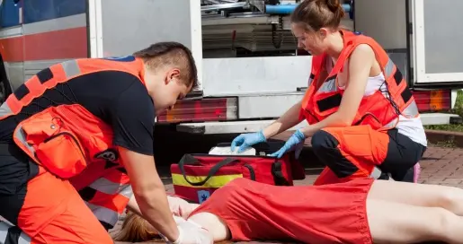 58岁男子忽视这5个信号，突发中风！医生：早发现能避免