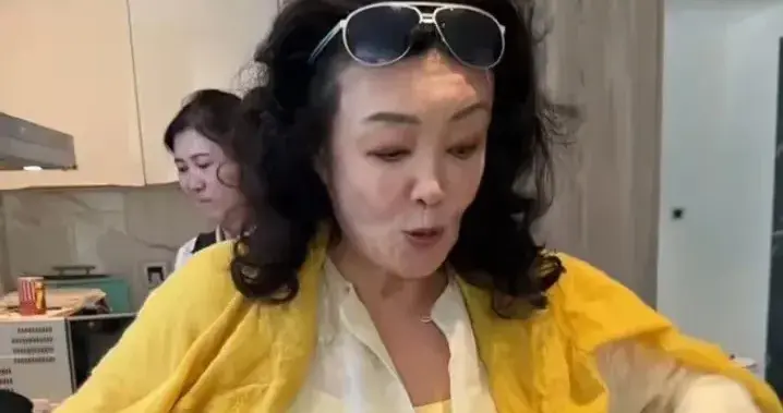 张兰原谅汪小菲了，给儿子儿媳包饺子，孙子第一次登门