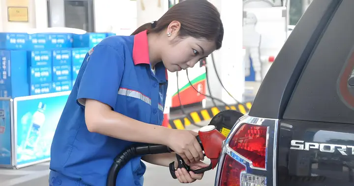加油员绝不告诉你的秘密：这3个时间加油最伤车，很多老司机中招