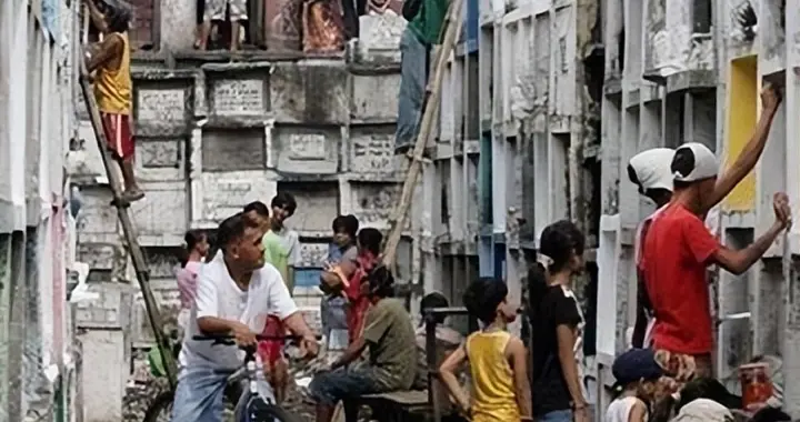 同样都是马尼拉，富人住高楼，穷人却只能捡垃圾，为啥差距这么大