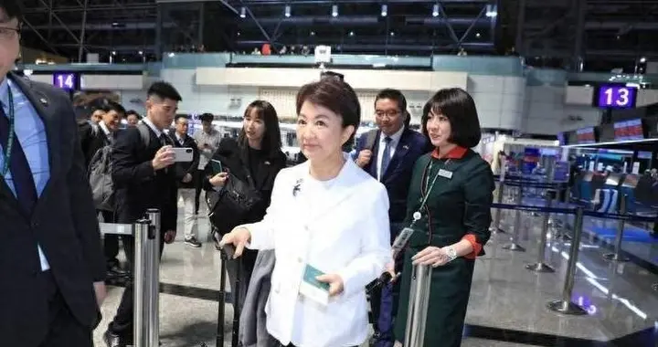 凌晨 3 点半，她刚下飞机就高喊“成果超