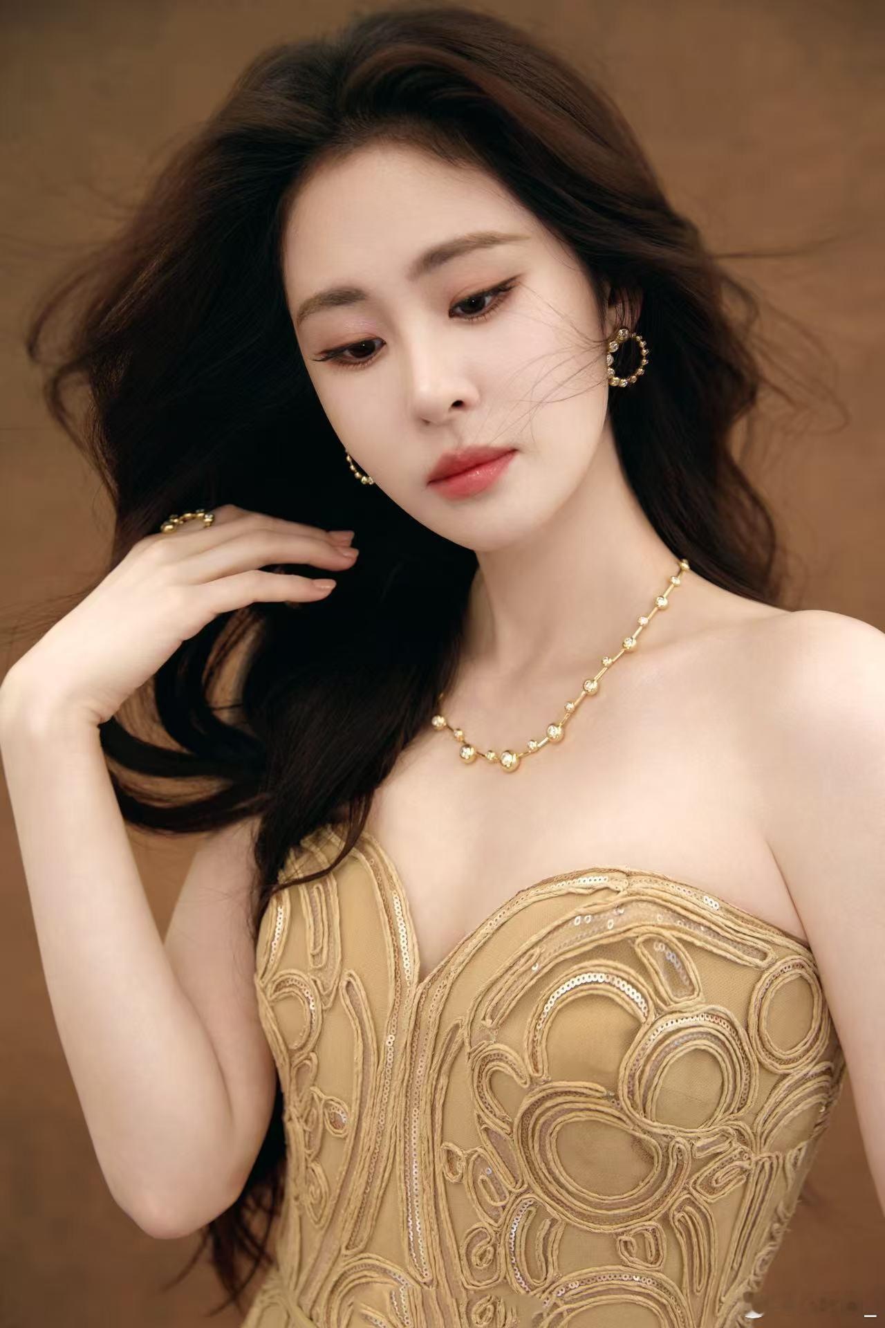 近期的造型真的开挂了！各有各的韵味，不仅身材管理在线，美貌管理也是ne...